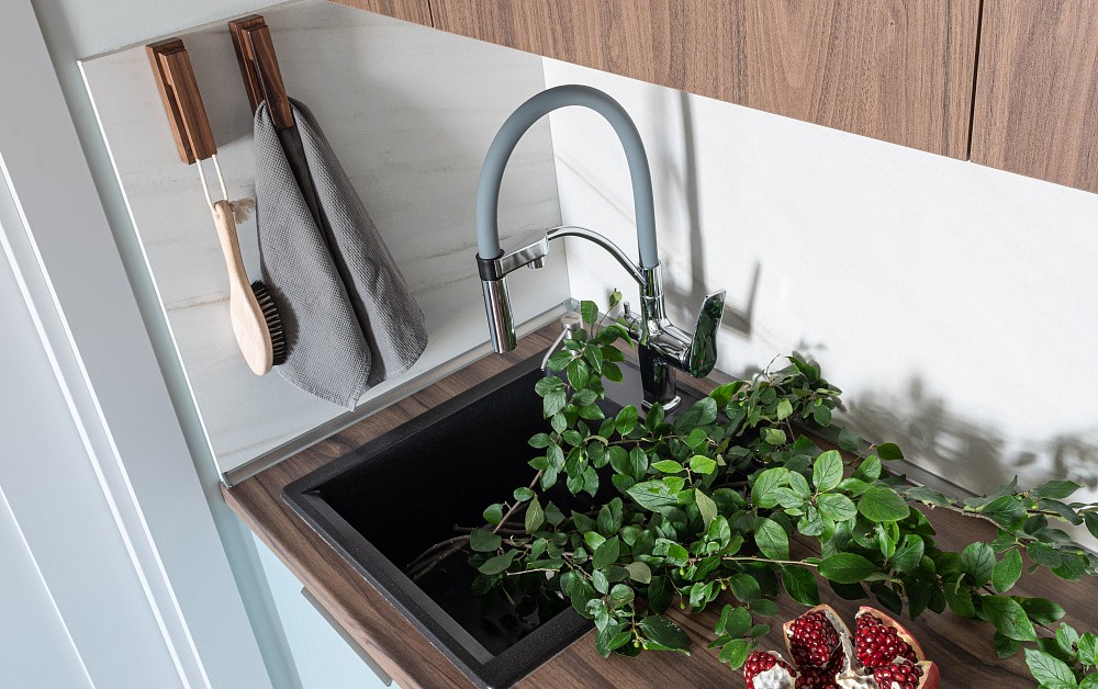 Акцентная Г-образная кухня под потолок