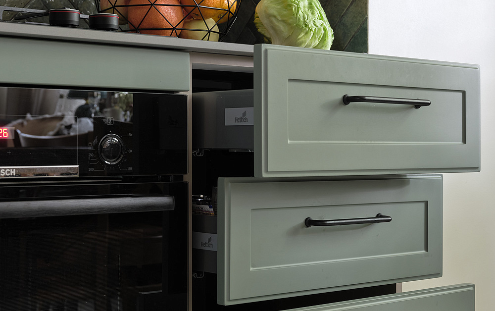 Кухня в московской сталинке в духе норвежского леса