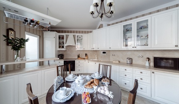 Светлая кухня в Сочи