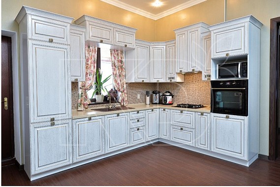 Угловые кухни из массива дерева