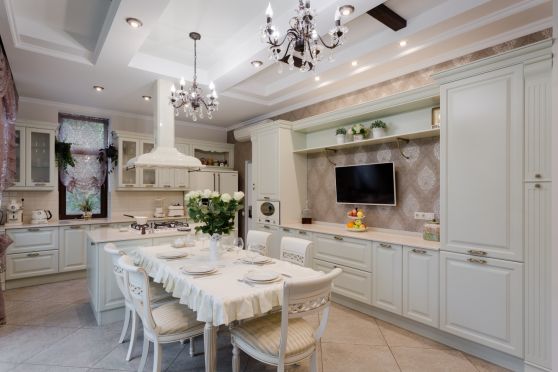Светлая кухня в частном доме